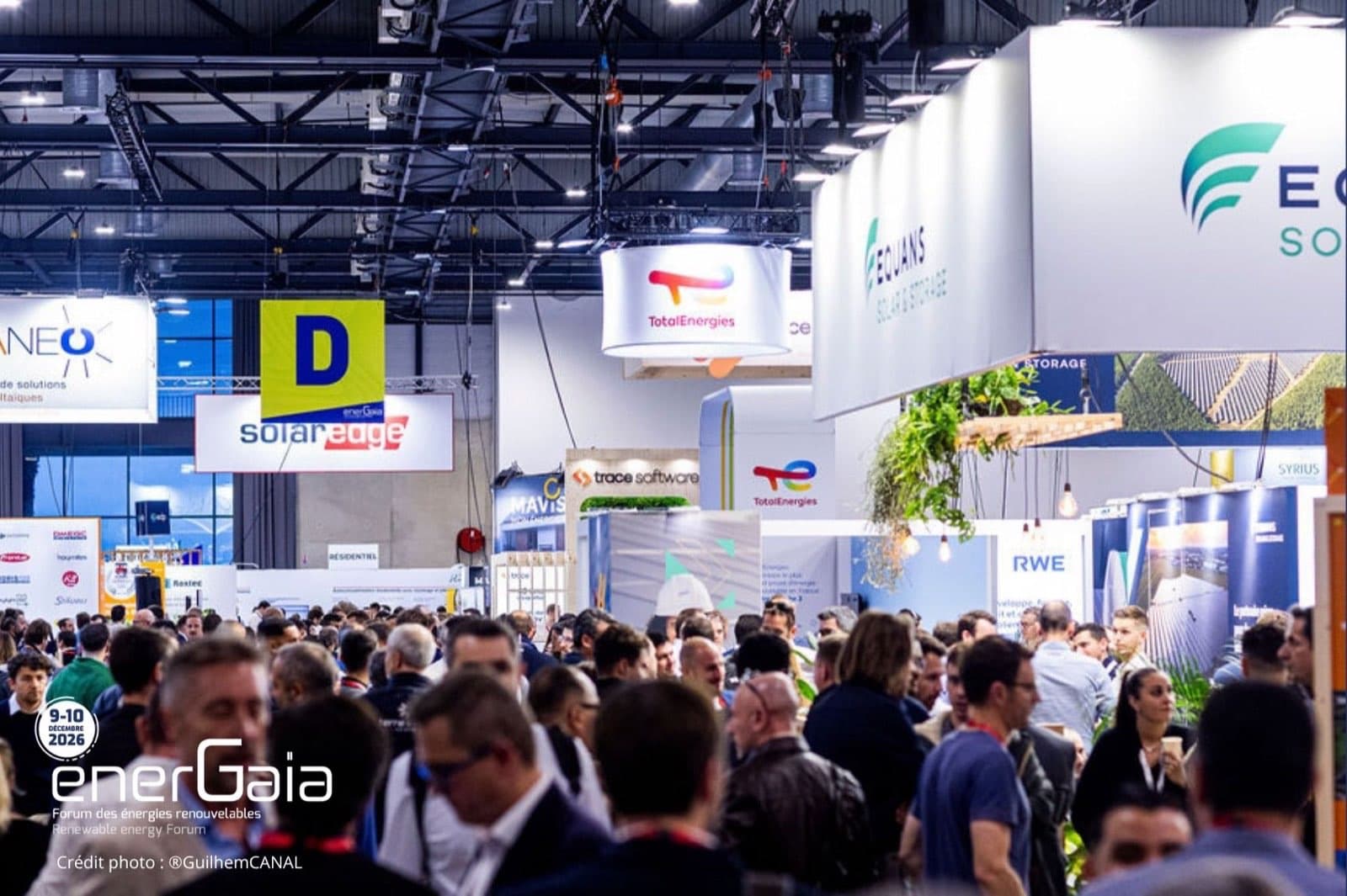 Afluencia en un pabellón de EnerGaïa, entre los stands de los expositores