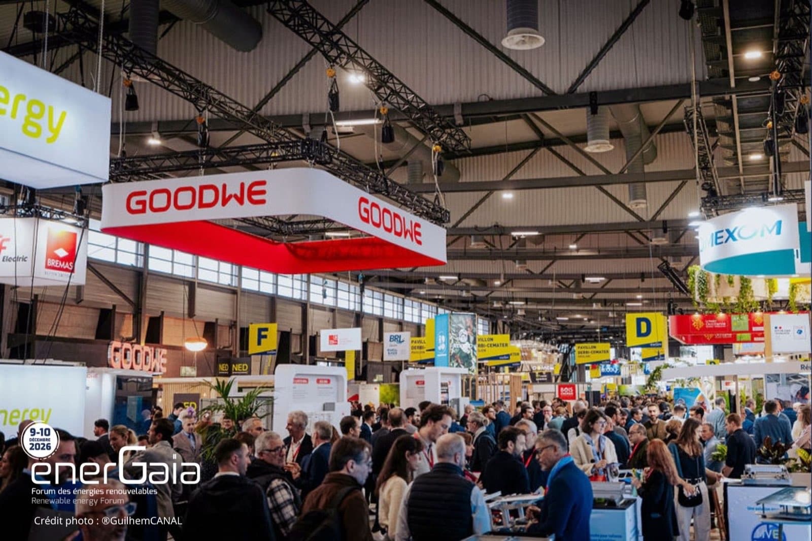 Pasillos de la feria EnerGaïa en Montpellier, con los stands de los expositores y los visitantes